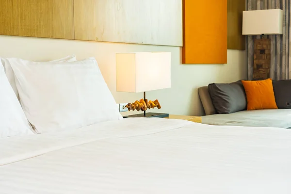 Biała wygodna Poduszka na dekorację łóżka z lampką — Zdjęcie stockowe
