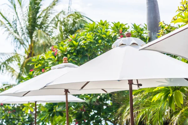 Вибіркова точка фокусування на парасолі з кокосовою пальмою на — стокове фото