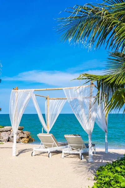 Schöner Sonnenschirm und Liegestuhl rund um Strand Meer Meer Meer mit blauen sk — Stockfoto