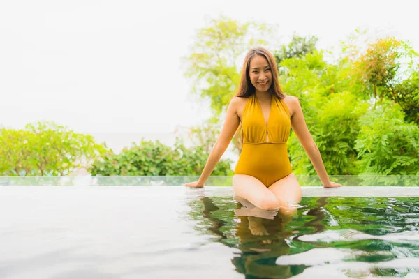 Portrait beautiful young asian woman relax leisure in swimming p — Stock Photo, Image