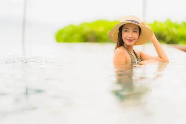 Retrato hermosa joven asiática mujer relajarse en lujo al aire libre swi — Foto de Stock