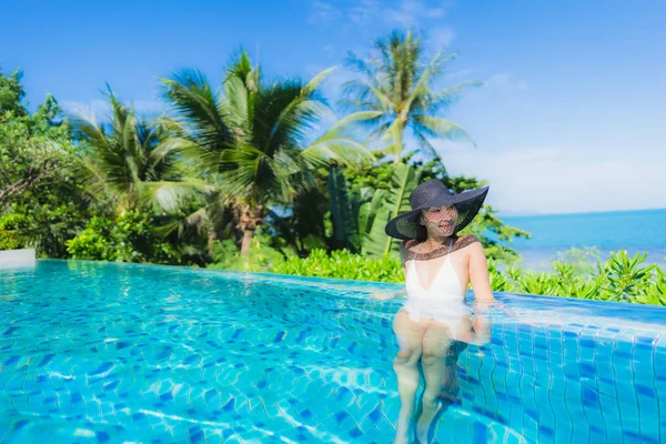 Portrait beautiful young asian woman relax in luxury outdoor swi — Stock Photo, Image