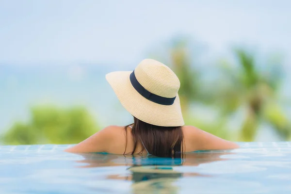 Retrato joven asiático mujer feliz sonrisa relajarse alrededor de natación poo — Foto de Stock