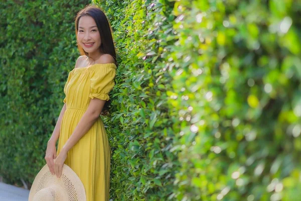 Retrato mujeres hermosas feliz relajarse sonrisa alrededor del jardín — Foto de Stock