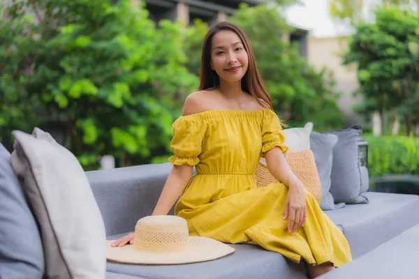 Ritratto belle donne felice relax sorriso intorno al giardino — Foto Stock