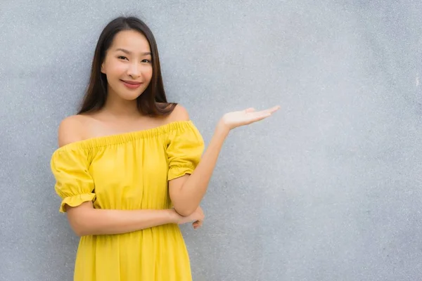 Porträt schöne asiatische Frauen lächeln glücklich mit Betonbackgro — Stockfoto