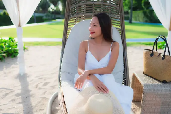 Portret mooie Aziatische vrouwen rond strand zee oceaan met Happy — Stockfoto