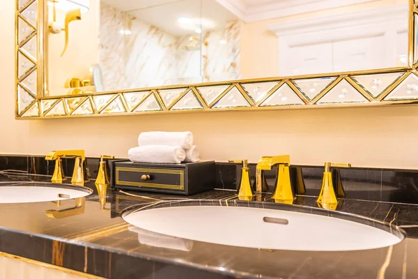 Keran indah mewah dan dekorasi wastafel di kamar mandi — Stok Foto