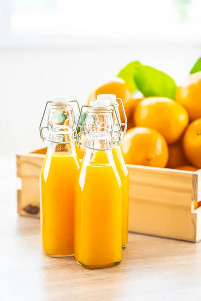 Zumo de naranja fresco para beber en vaso de botella — Foto de Stock