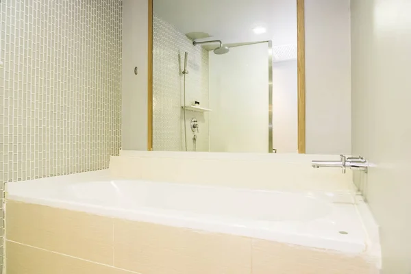 Indah bak mandi putih mewah interior dekorasi kamar mandi — Stok Foto