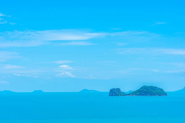Bella vista mare all'aperto con isola e nuvola bianca su — Foto Stock