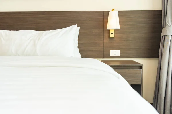 Hermosa almohada blanca cómoda de lujo y manta en la cama — Foto de Stock