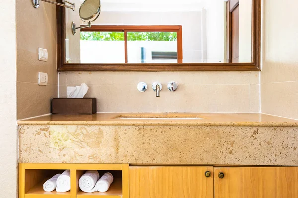 Bela elegância torneira de água e decoração de pia no banheiro — Fotografia de Stock