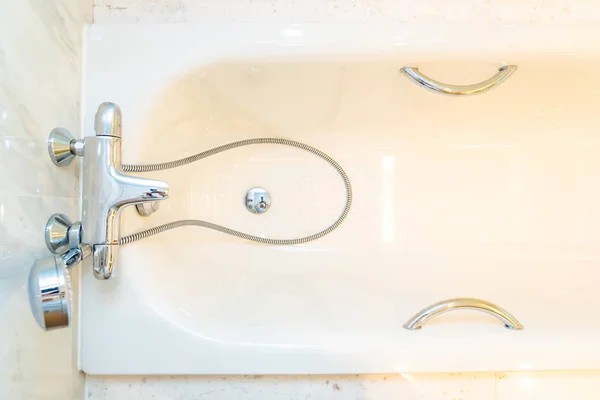 Weiße Luxus-Badewannendekoration in Toilette und Bad — Stockfoto