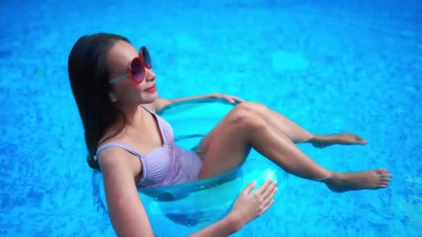 Imagens Mulher Asiática Relaxante Piscina Durante Férias Verão — Vídeo de Stock