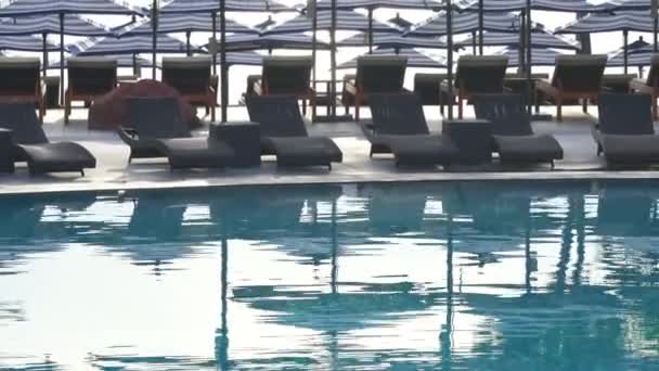 images panoramiques de la piscine dans la station 
