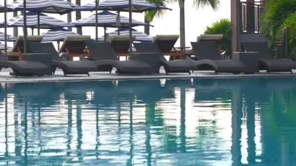 Riprese Panoramiche Della Piscina Del Resort — Video Stock