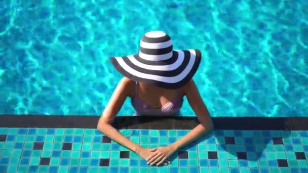 Footage Asian Woman Relaxing Pool Summer Vacation — Stock Video