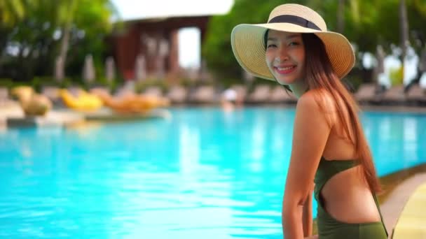 Filmati Donna Asiatica Che Rilassa Piscina Durante Vacanze Estive — Video Stock