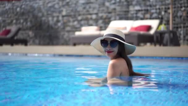 Footage Asian Woman Relaxing Pool Summer Vacation — Stock Video