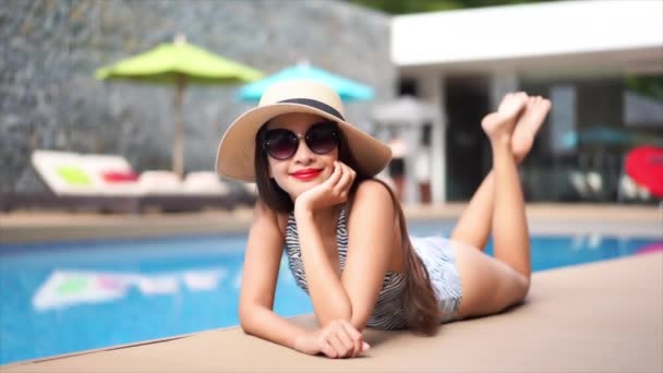 Metraje Mujer Asiática Relajándose Piscina Durante Las Vacaciones Verano — Vídeos de Stock