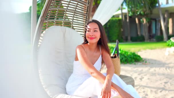 Filmaufnahmen Von Schönen Asiatischen Frau Der Küste Während Der Sommerferien — Stockvideo