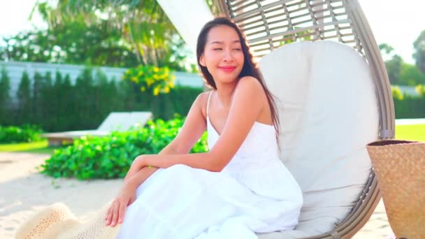 在暑假期间 美丽的亚洲女人在海滨放松的镜头 — 图库视频影像