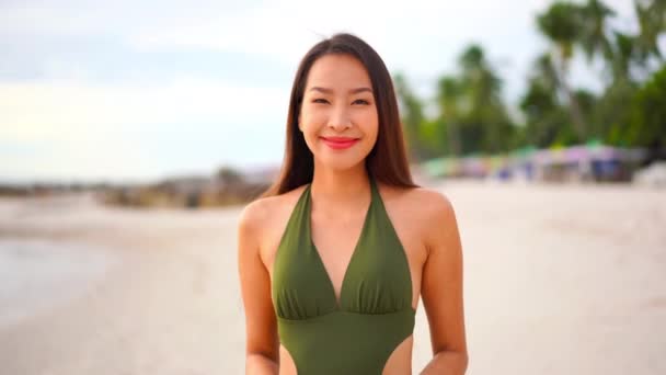 Yaz Tatilinde Deniz Kenarında Güzel Bir Asyalı Kadının Görüntüsü — Stok video