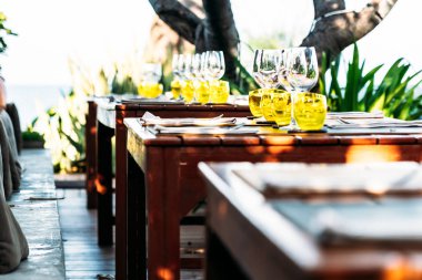 Yemek set ile Şarap kadehi kahvaltı öğle veya akşam yemeği hazırlamak