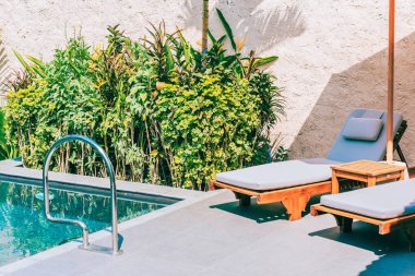 Şemsiye ve sandalye yakın deniz okyanus plaj wi yüzme havuzu etrafında