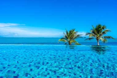 Deniz ile otel beldesinde güzel lüks açık yüzme havuzu 