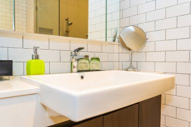 Su musluk ve lavabo dekorasyon iç