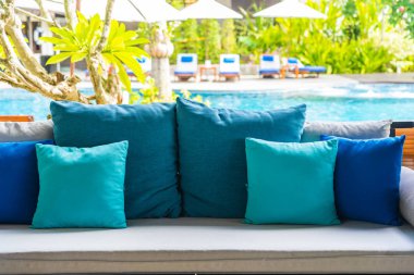 Kanepe dekorasyon açık veranda üzerinde rahat yastık