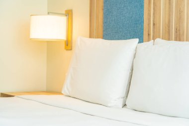 Hafif lamba ile yatak dekorasyonbeyaz rahat yastık