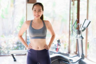 Portre güzel genç Asya kadın egzersiz ile Fitness donatmak