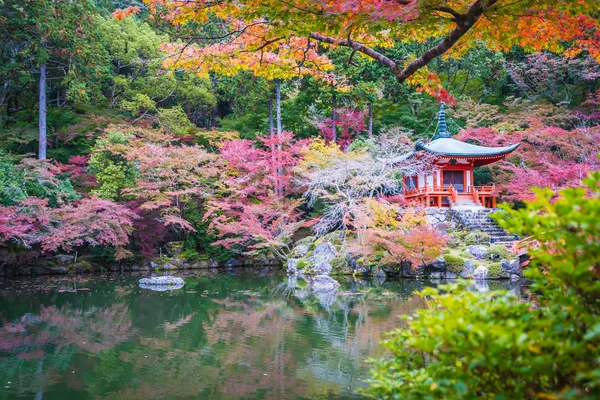 Belo templo Daigoji com árvore colorida e folha no outono s — Fotografia de Stock