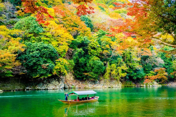 Belo rio Arashiyama com árvore de folha de bordo e barco ao redor — Fotografia de Stock