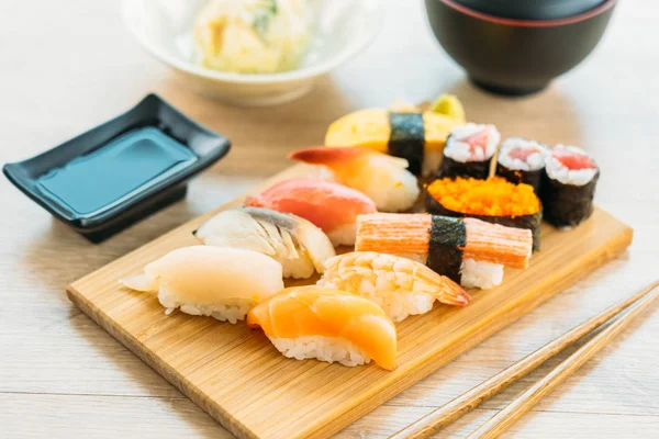 Camarão com casca de atum de salmão e outra carne sushi maki — Fotografia de Stock