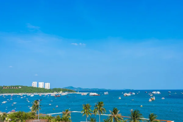 Mavi gökyüzünde Pattaya şehir güzel deniz Okyanusu Körfezi manzara — Stok fotoğraf