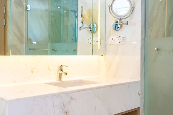 Кран воды и раковина украшения в ванной комнате интерьера — стоковое фото