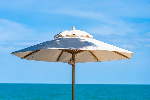 Bellissimo ombrellone e sedia intorno spiaggia mare oceano con sk blu — Foto Stock