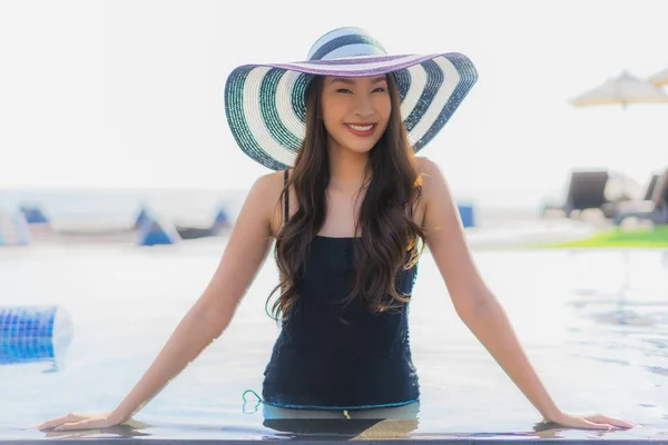 美丽的年轻亚洲女人快乐的微笑和放松在游泳坡 — 图库照片