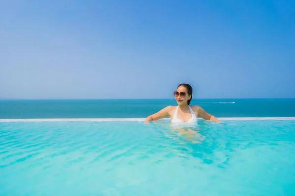 Retrato hermosa joven asiática mujer feliz sonrisa relajarse en swimmi — Foto de Stock