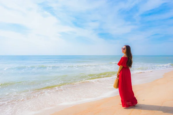 Portrét krásná mladá asijská žena na pláži a na moři — Stock fotografie
