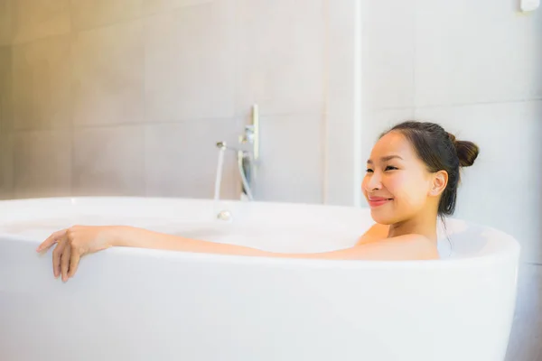Portré fiatal gyönyörű ázsiai nő vesz egy fürdő kád — Stock Fotó