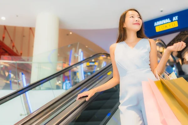 Retrato hermosa joven asiática mujer feliz y sonrisa con shoppi — Foto de Stock