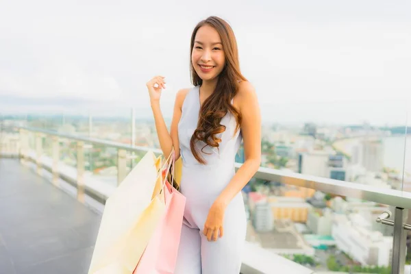 Retrato hermosa joven asiática mujer feliz y sonrisa con shoppi — Foto de Stock