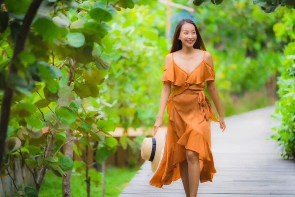 肖像画美しい若いアジアの女性は、gaでパスウォークを歩きます — ストック写真