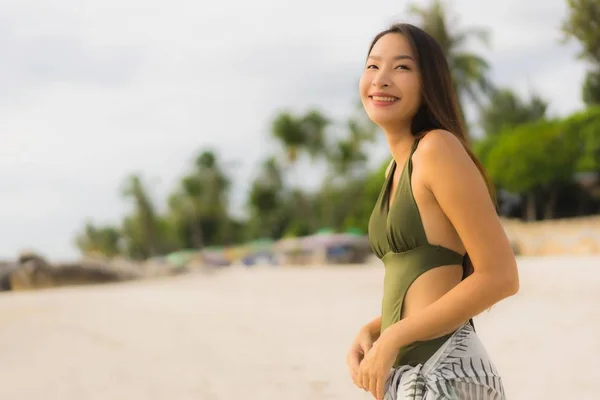 Porträtt vackra asiatiska kvinnor Happy Smile slappna av på den tropiska — Stockfoto