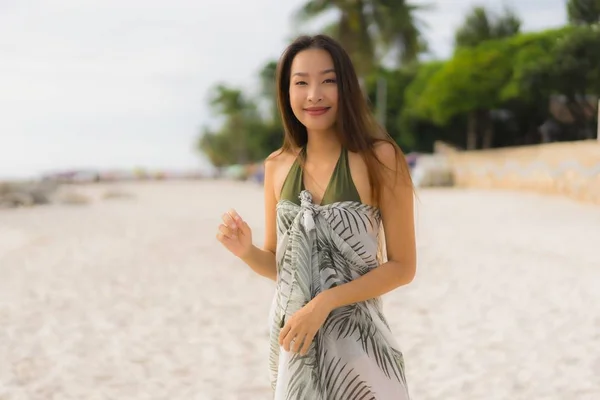 초상화 아름다운 아시아 여자 행복한 미소는 열대에 휴식 — 스톡 사진